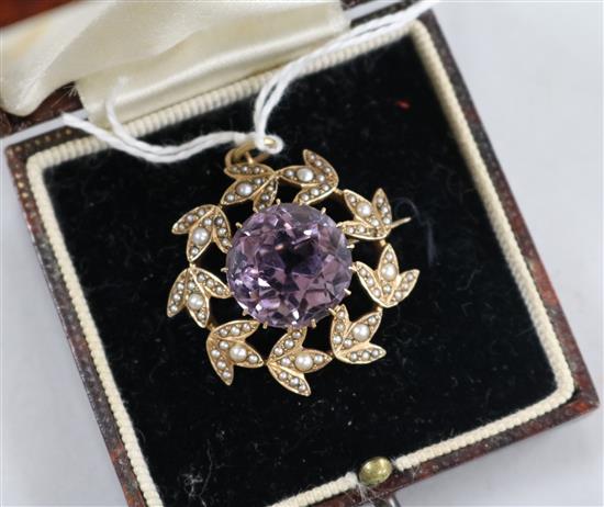 A yellow metal, amethyst and seed pearl set pendant brooch, 26mm.